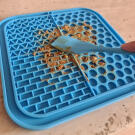 Stressz csökkentő nyalogató szőnyeg háziállatoknak spatulával